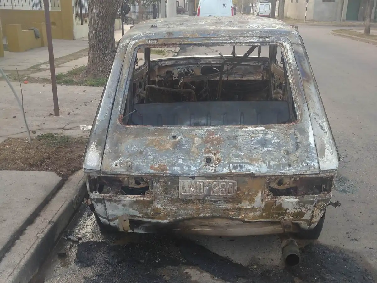 El Fiat 147 tras el incendio ocurrido en la madrugada del sábado. 