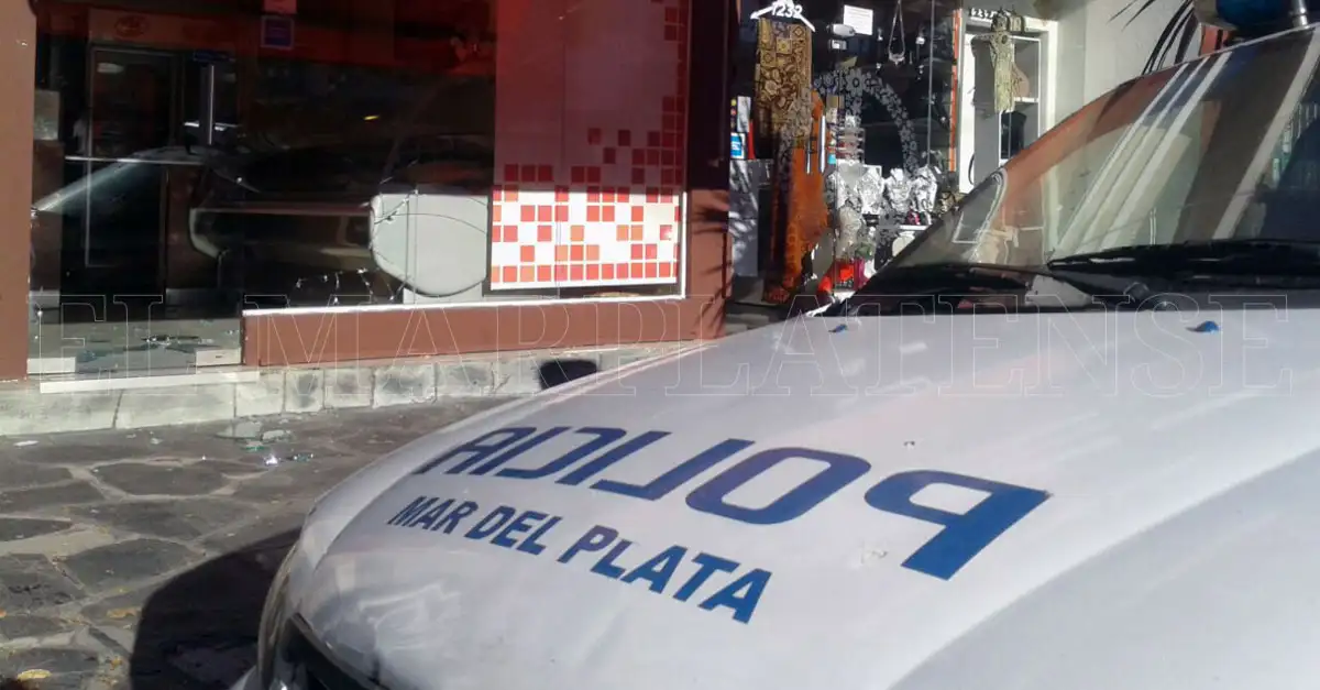Destrozaron la vidriera de una fábrica de pastas en Güemes
