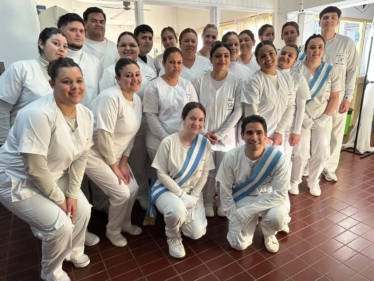 Los nuevos profesionales recibieron su diploma.
