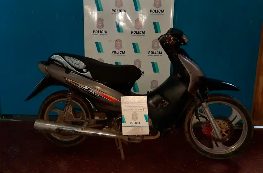 Los atrapan con una moto robada y marihuana