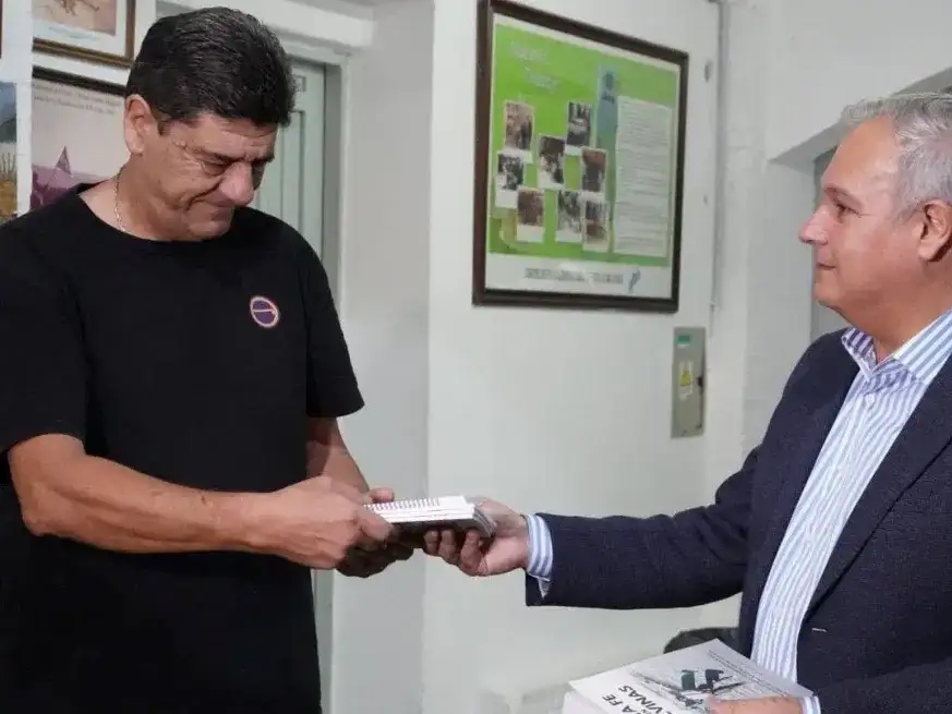 Schweighofer recibió como obsequio el libro “Malvinas en Santa Fe.