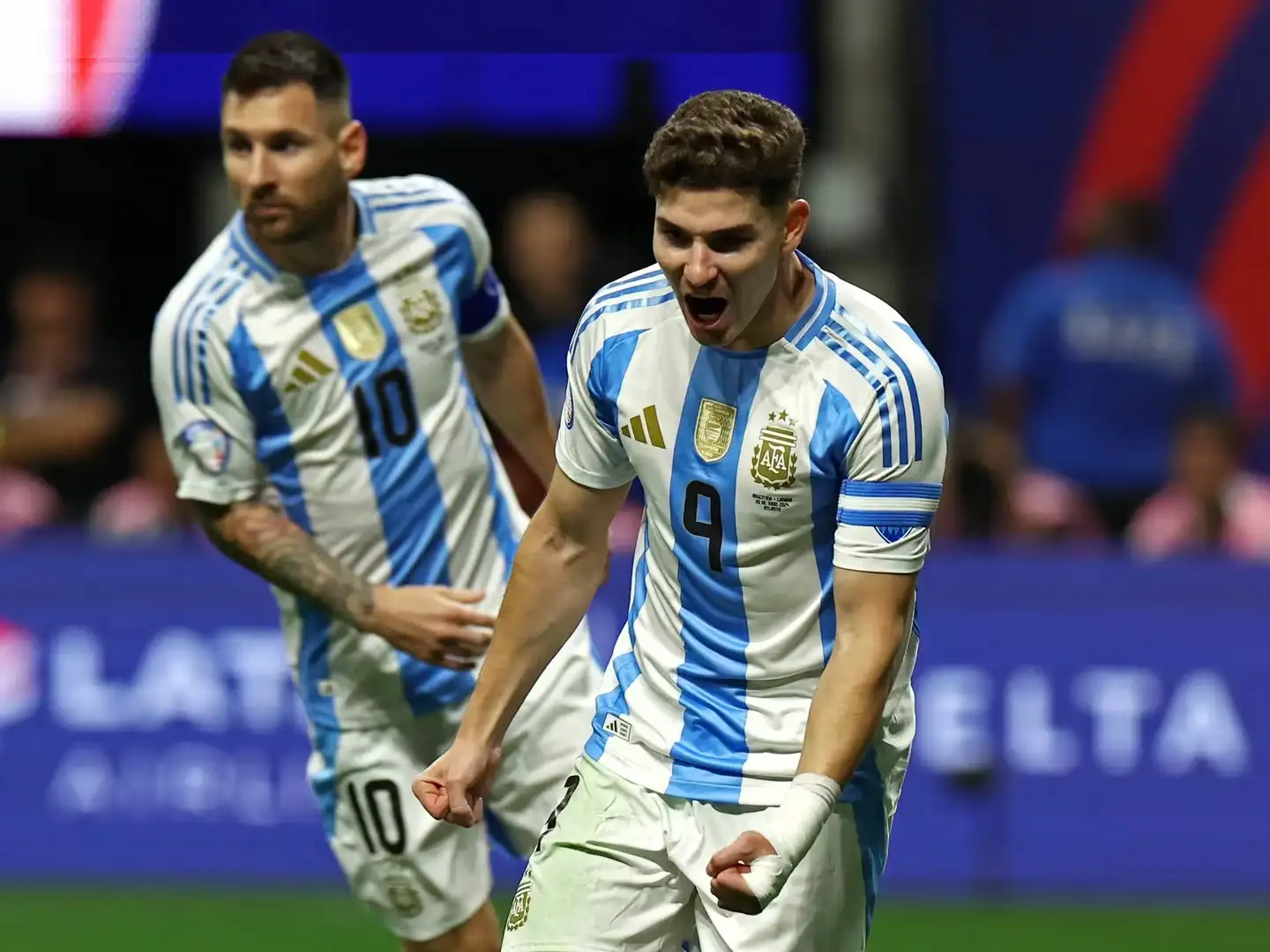 El ex River abrió el marcador tras la asociación de Messi con Mac Allister.