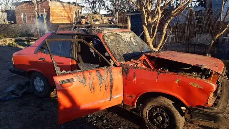 Se incendió su casa y luego murió dentro de un auto que también se incendió
