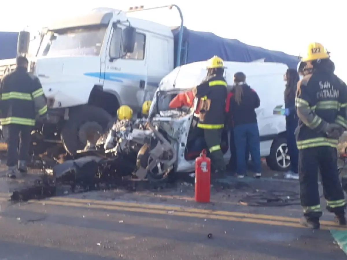 Un hombre quedó atrapado en un accidente entre un camión y un auto