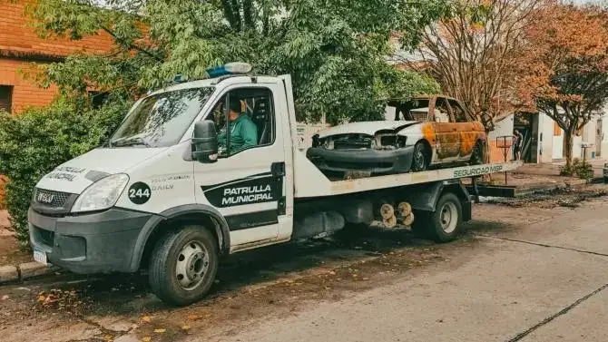 El Municipio refuerza el retiro de vehículos abandonados en la vía pública