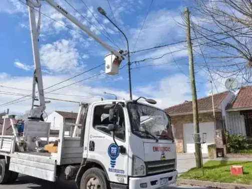 Los trabajos también comenzaron en Los Pinares, particularmente en el sector que todavía no contaba con tecnología LED. Allí ya fueron instaladas 21 de las 337 luminarias proyectadas.