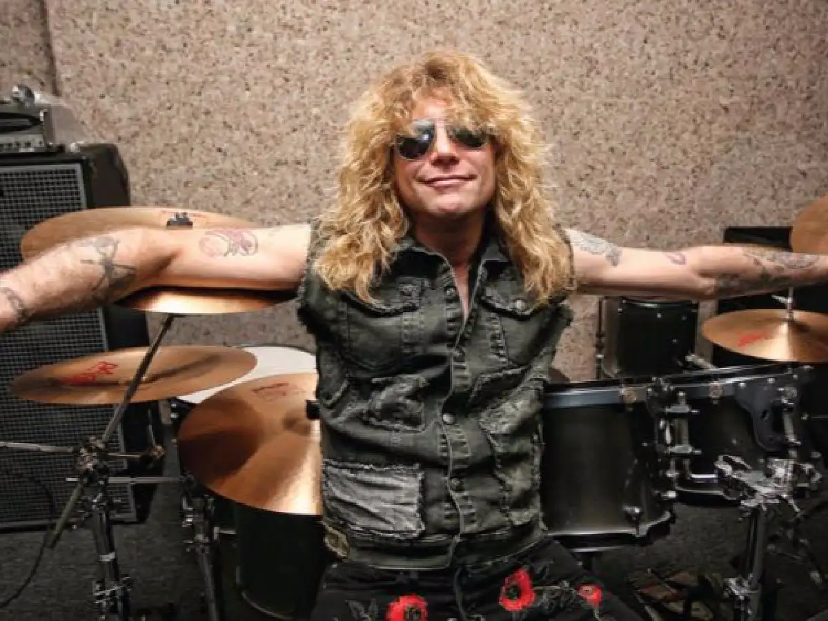 Steven Adler internado por apuñalarse a sí mismo