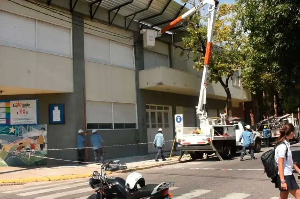 Susto en un colegio santafesino por un principio de incendio en el tendido eléctrico