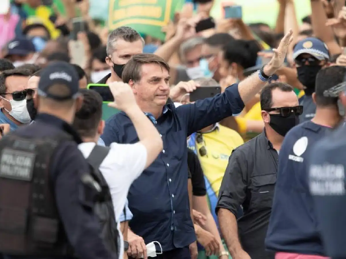 Bolsonaro volvió a caminar entre la gente sin tapaboca