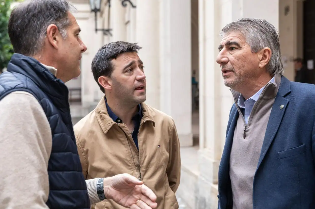 Funcionarios del Gobierno tras el a nuncio.