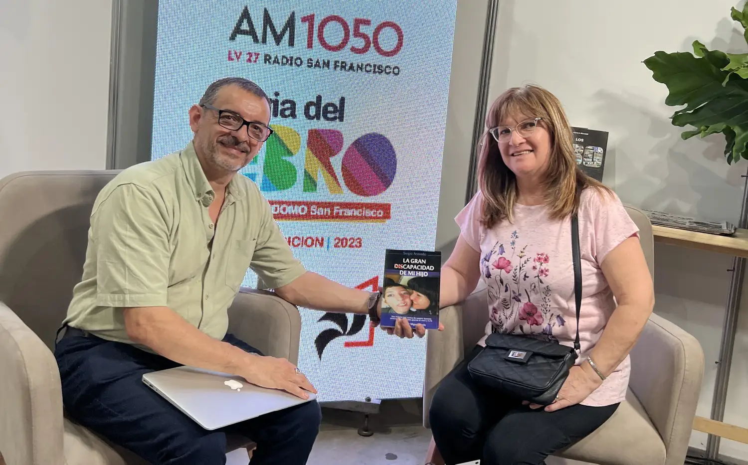 Familia: Sergio Acevedo y Doris Wiedemann en el stand de LA VOZ DE SAN JUSTO en la Feria del Libro contaron su experiencia