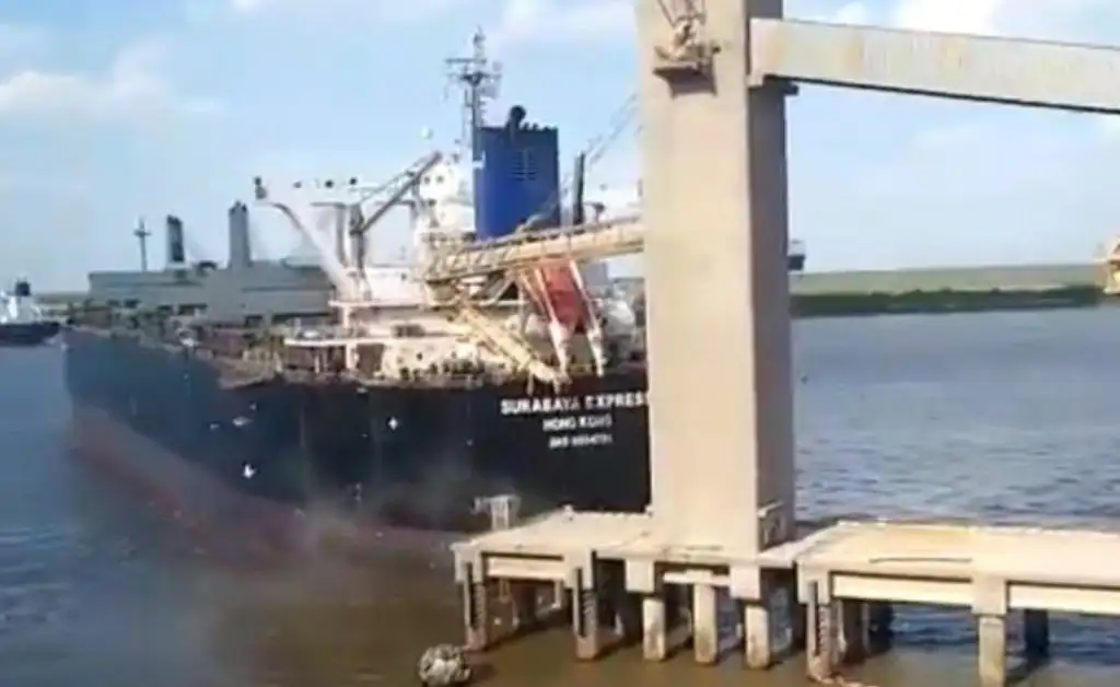 Chocó un buque contra un muelle en el complejo portuario de San Lorenzo