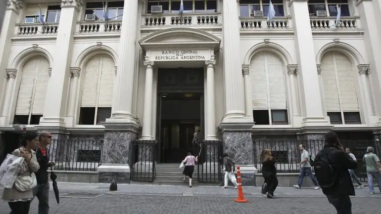 Evalúan regulación de la tasa que pondría un tope de 37% a los créditos personales