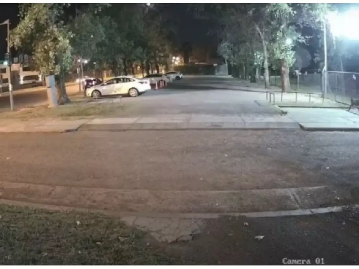 Nueva amenaza en Rosario: dispararon a un canal de TV y advirtieron que van a "matar un policía todos los días"