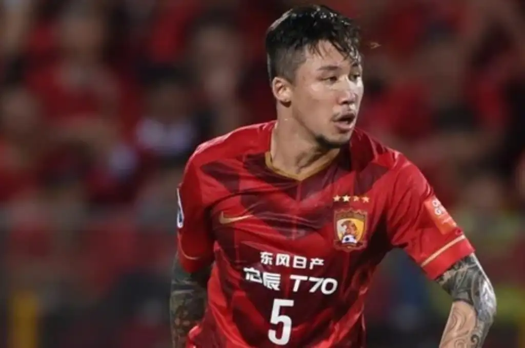 China prohíbe que los futbolistas tengan tatuajes a la vista