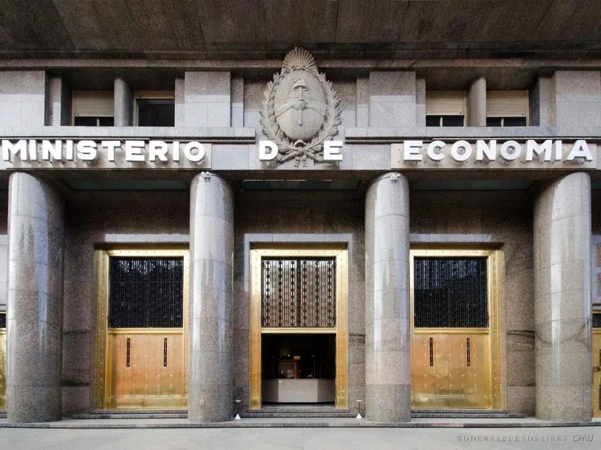 El Gobierno busca cerrar préstamos por USD 5.000 millones con bancos internacionales antes de agosto