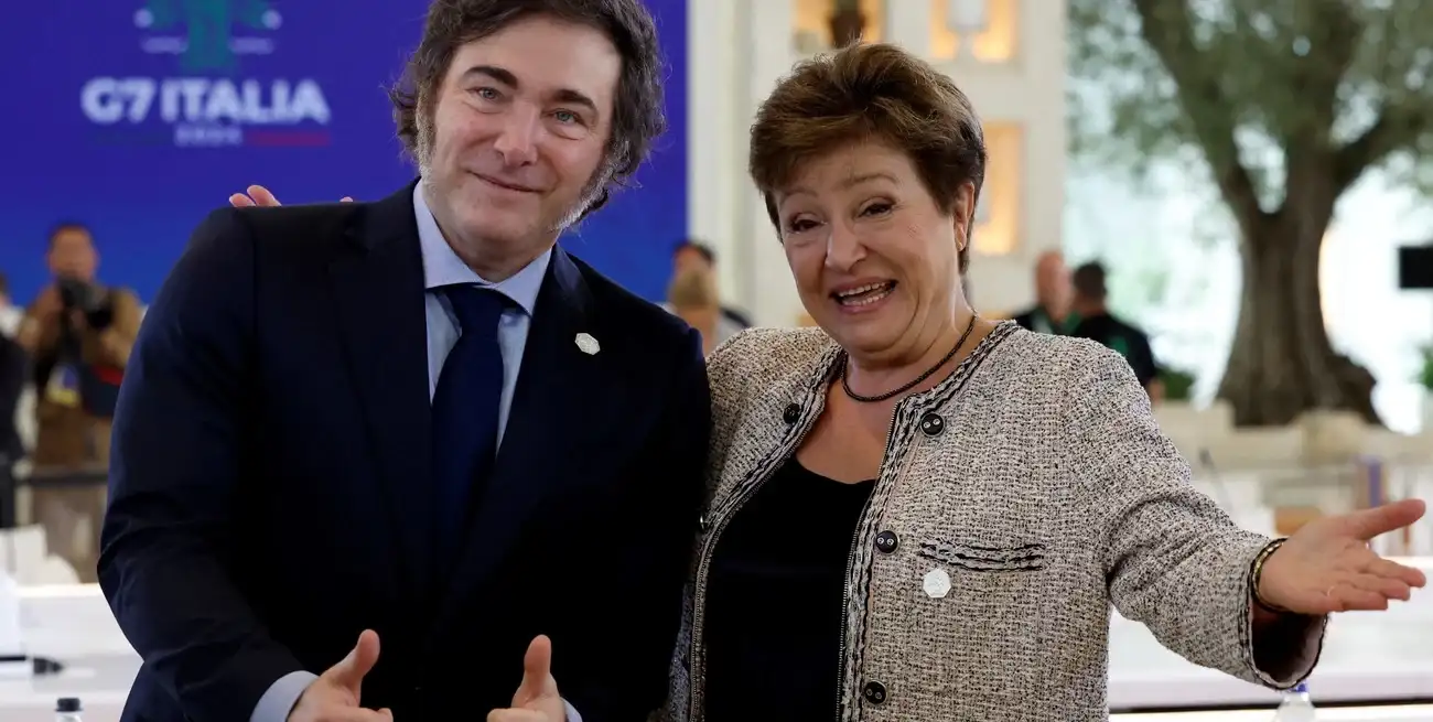 Kristalina Georgieva, titular del FMI, junto a Javier Milei en el G7 de Italia. Crédito: Louisa Gouliamaki /Reuters