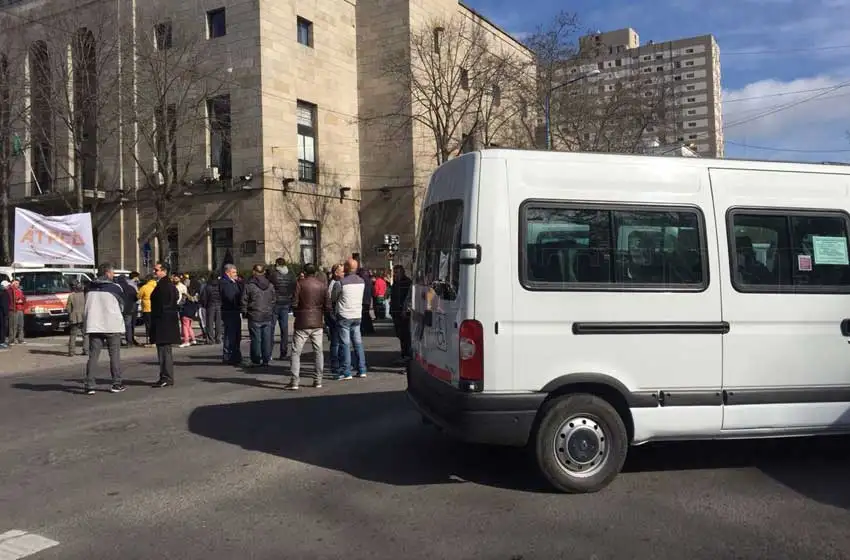 Discapacidad: transportistas marcharon hasta el Municipio por deudas