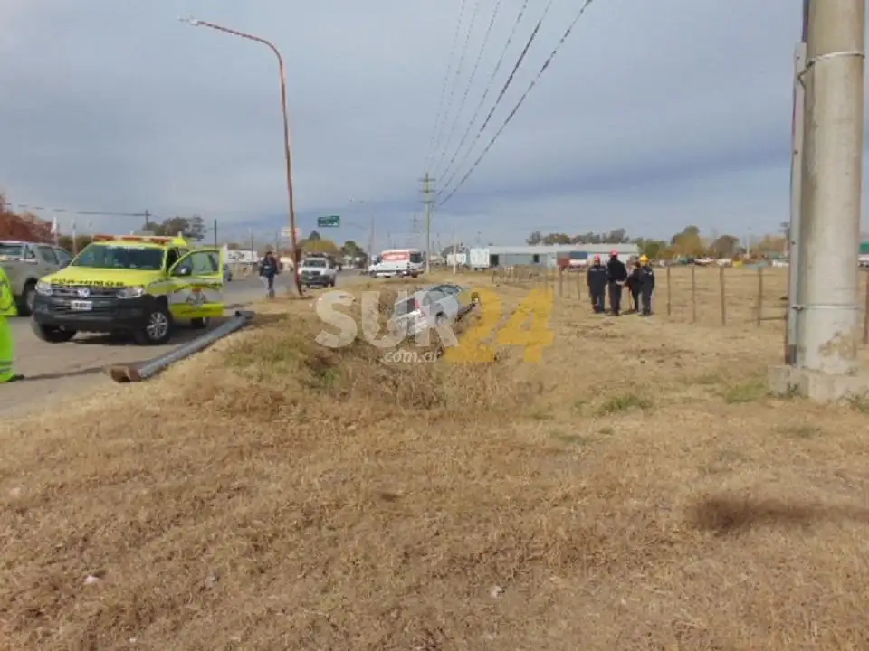 Despiste de auto al colisionar contra guardarrail y poste de alumbrado en ruta 8