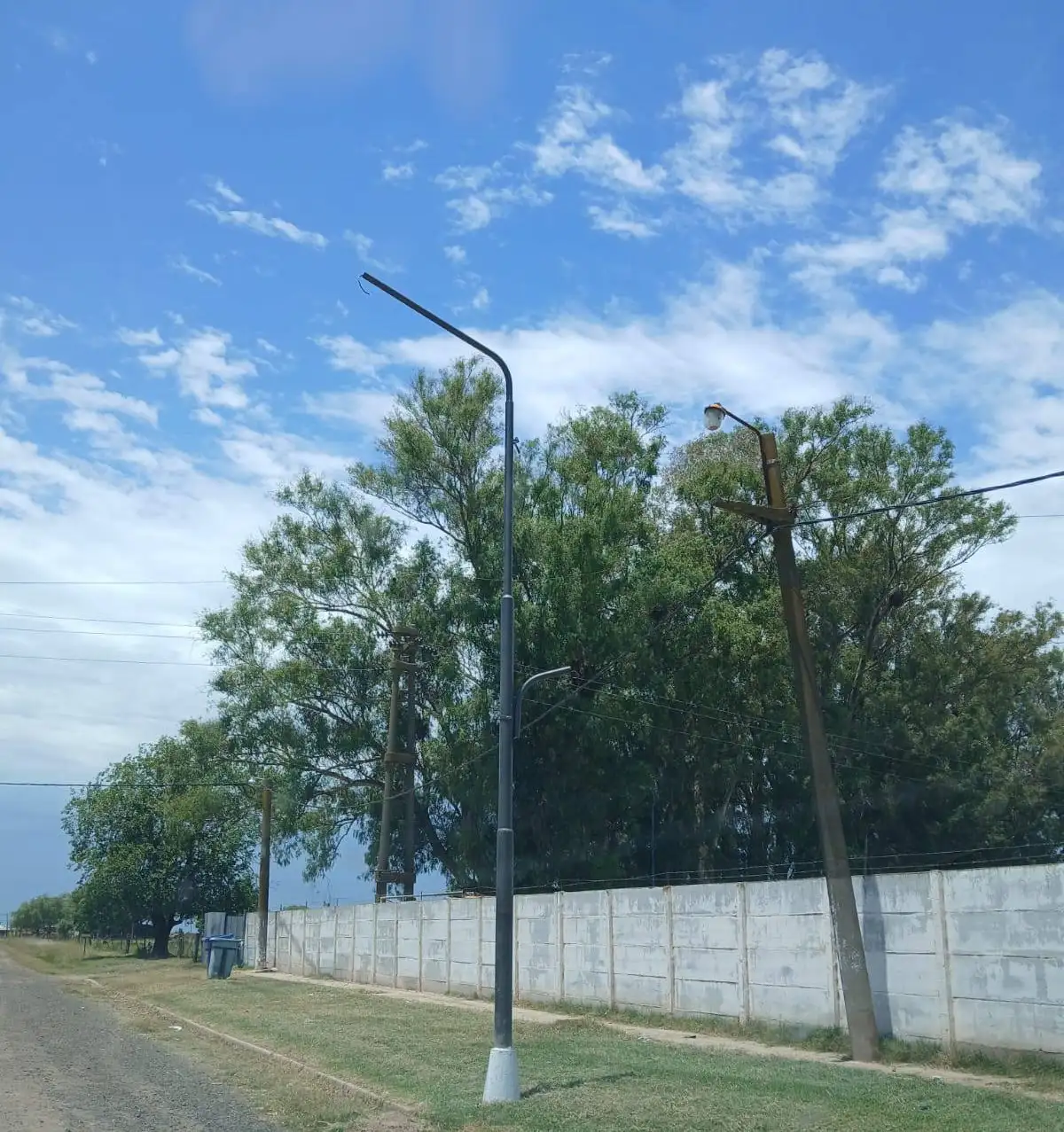 Avanza la instalación de las nuevas columnas en 30 calles de la localidad.