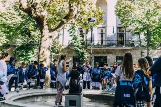 Las charlas a los alumnos están brindadas por Costanza Addiechi.