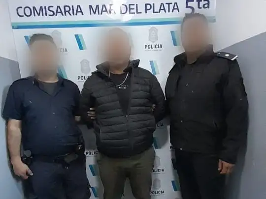 El sujeto también destrozó parte de la vivienda y un auto.