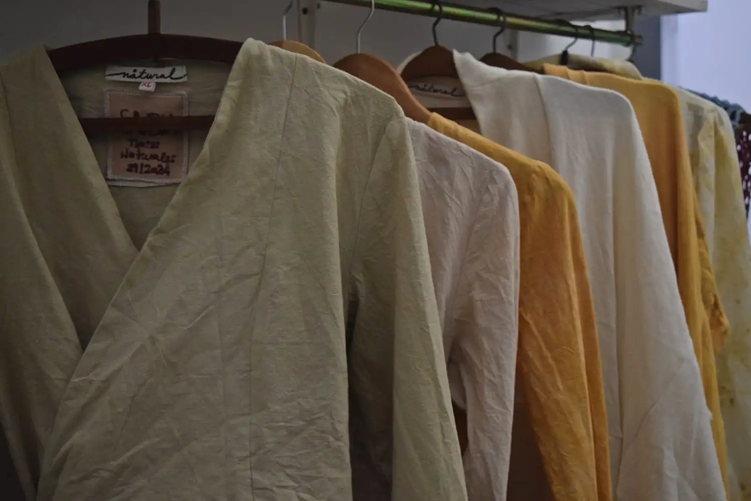 En lo posible asistir con descartes textiles, cáscaras de cebolla, y cáscaras y carozos de palta, nuez o maní. También ropa en desuso.