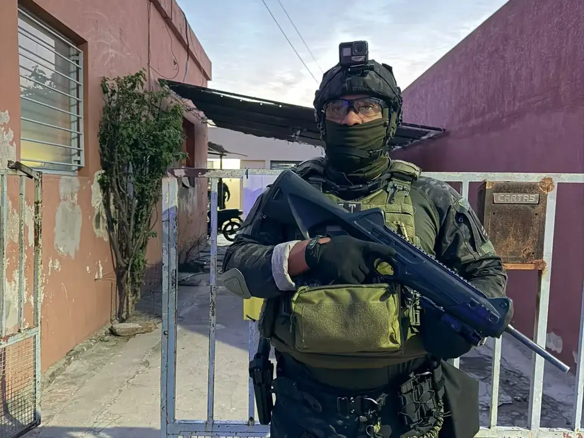 Los efectivos secuestraron varias dosis de cocaína y marihuana.