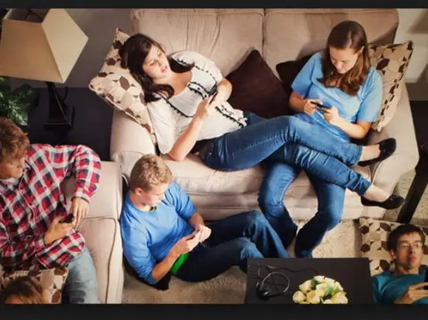 La mayoría de los usuarios de smartphones revisa su celular unas 214 veces al día
