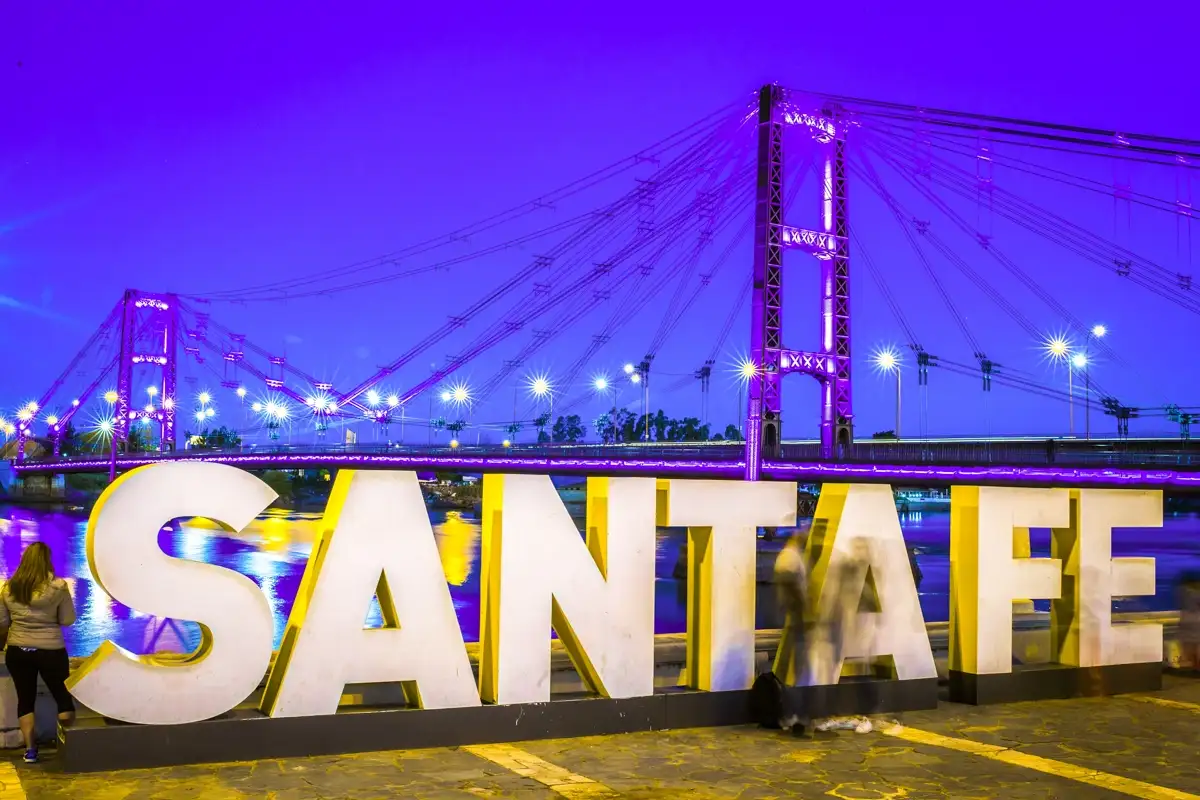 El Puente Colgante se iluminó para celebrar los 100 años de la Reforma Universitaria