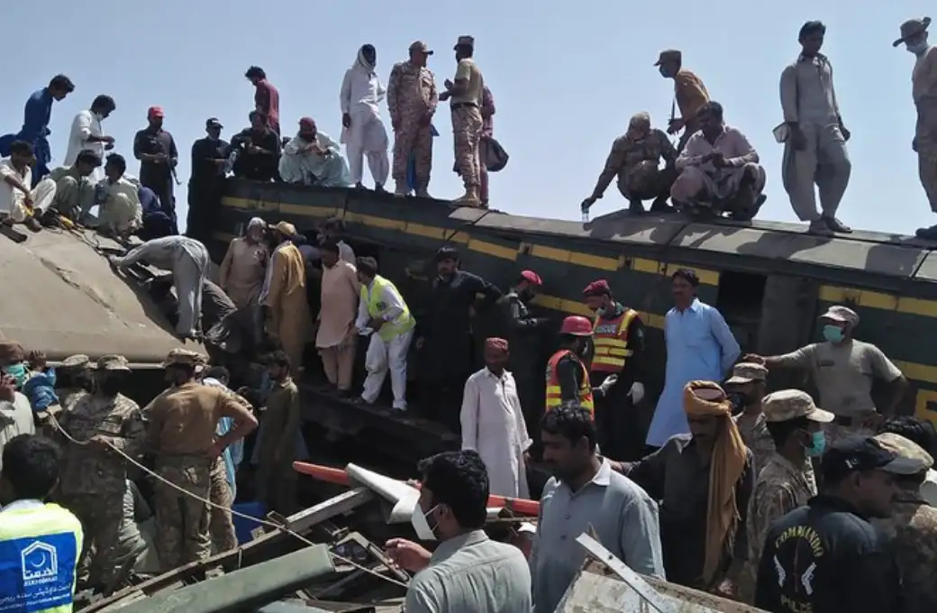 Al menos 38 muertos por un choque de trenes en el sur de Pakistán