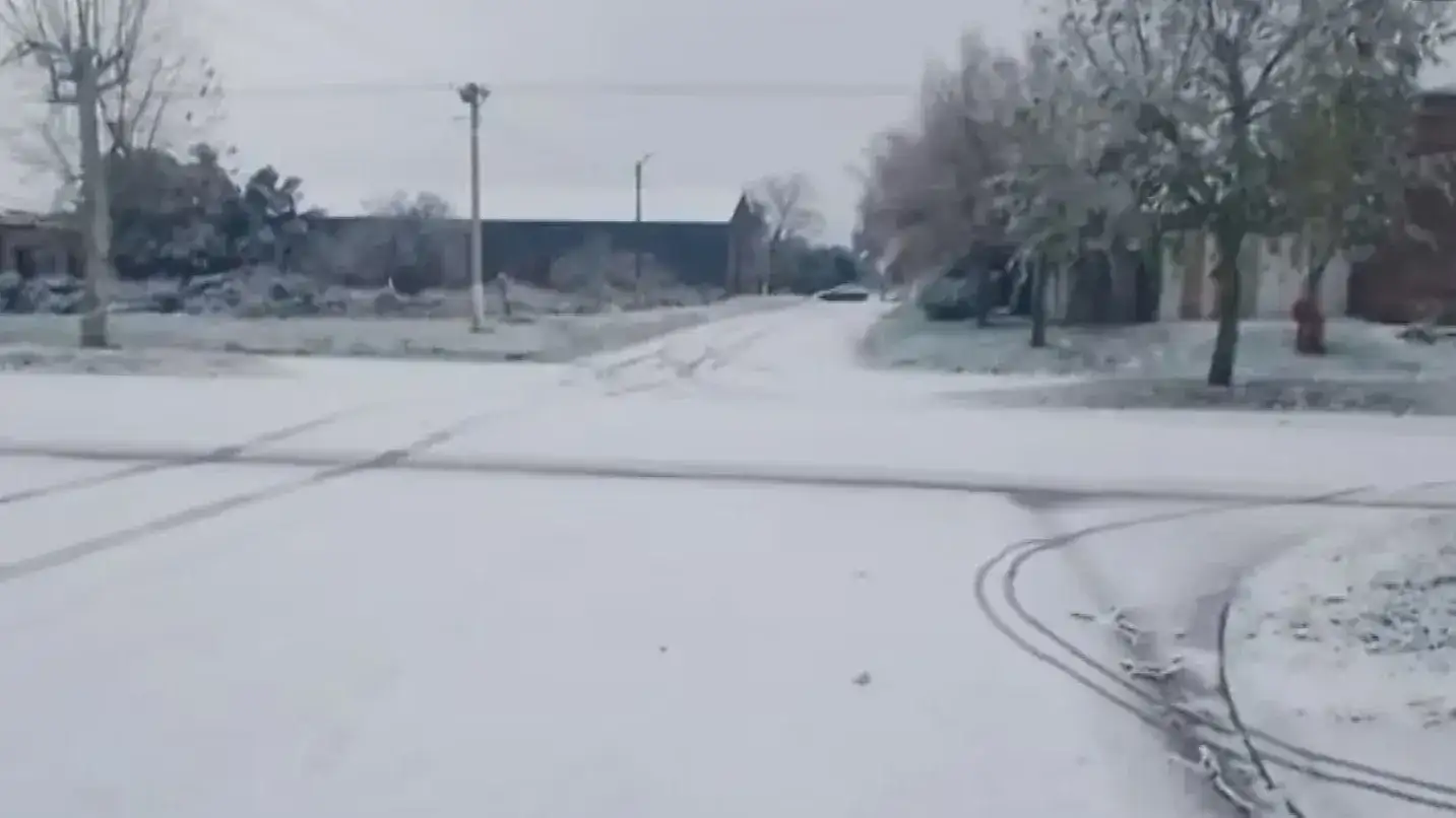 La ciudad de 400 habitantes amaneció repleta de nieve. (Foto: TN)