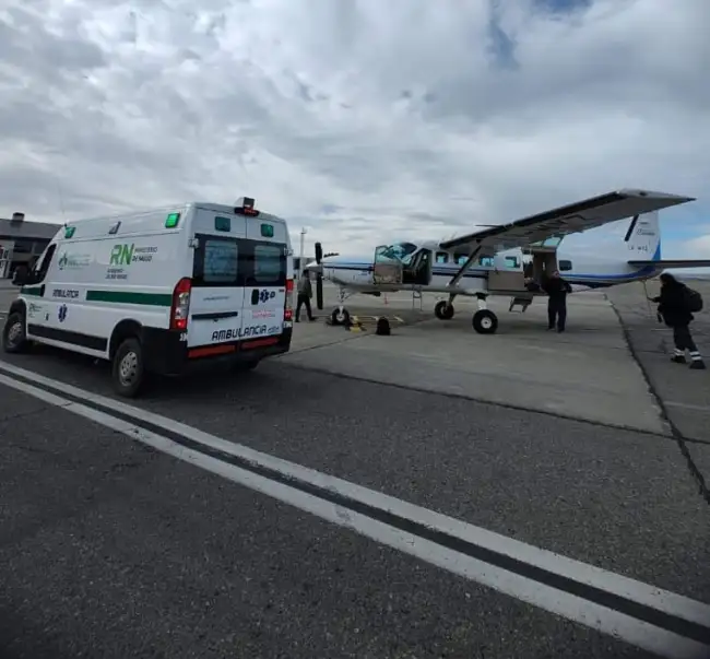 Equipo de la dirección de Emergencias Sanitarias bonaerense durante el traslado