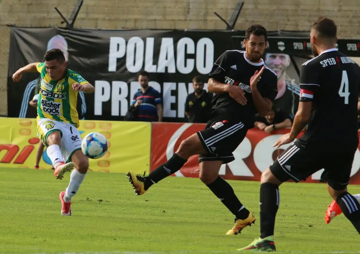 Aldosivi cayó con Riestra y quedó a dos puntos de la cima