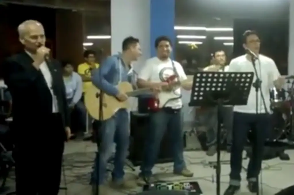Prevost con un grupo de jóvenes en Perú