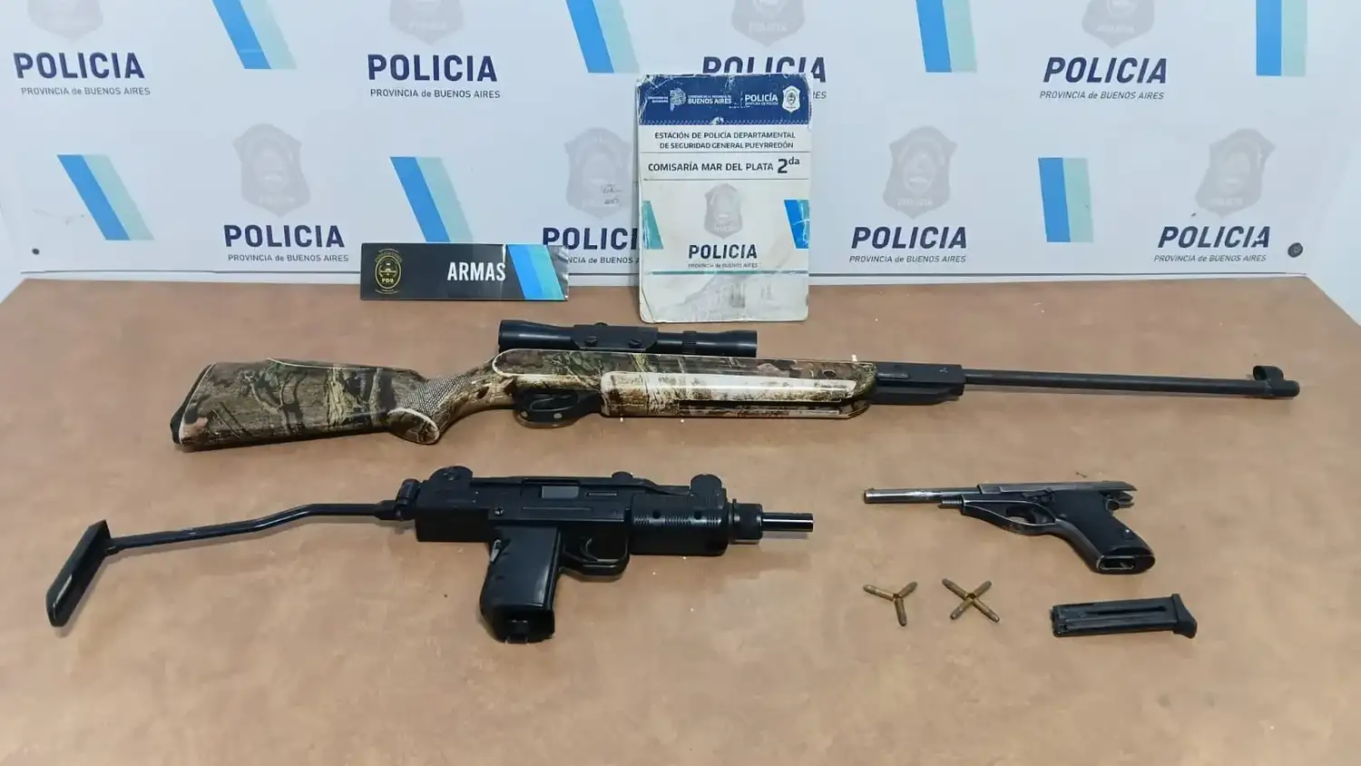 Quedaron imputados 2 personas, tras hallar tres armas en una cochera