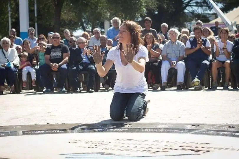 Nora Vega poniendo sus manos para el recuerdo de la gesta panamericana