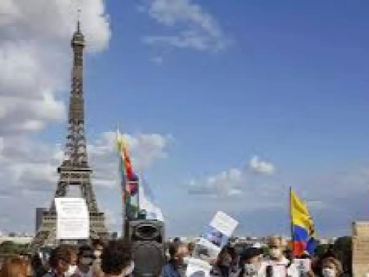 Macri fue repudiado en París