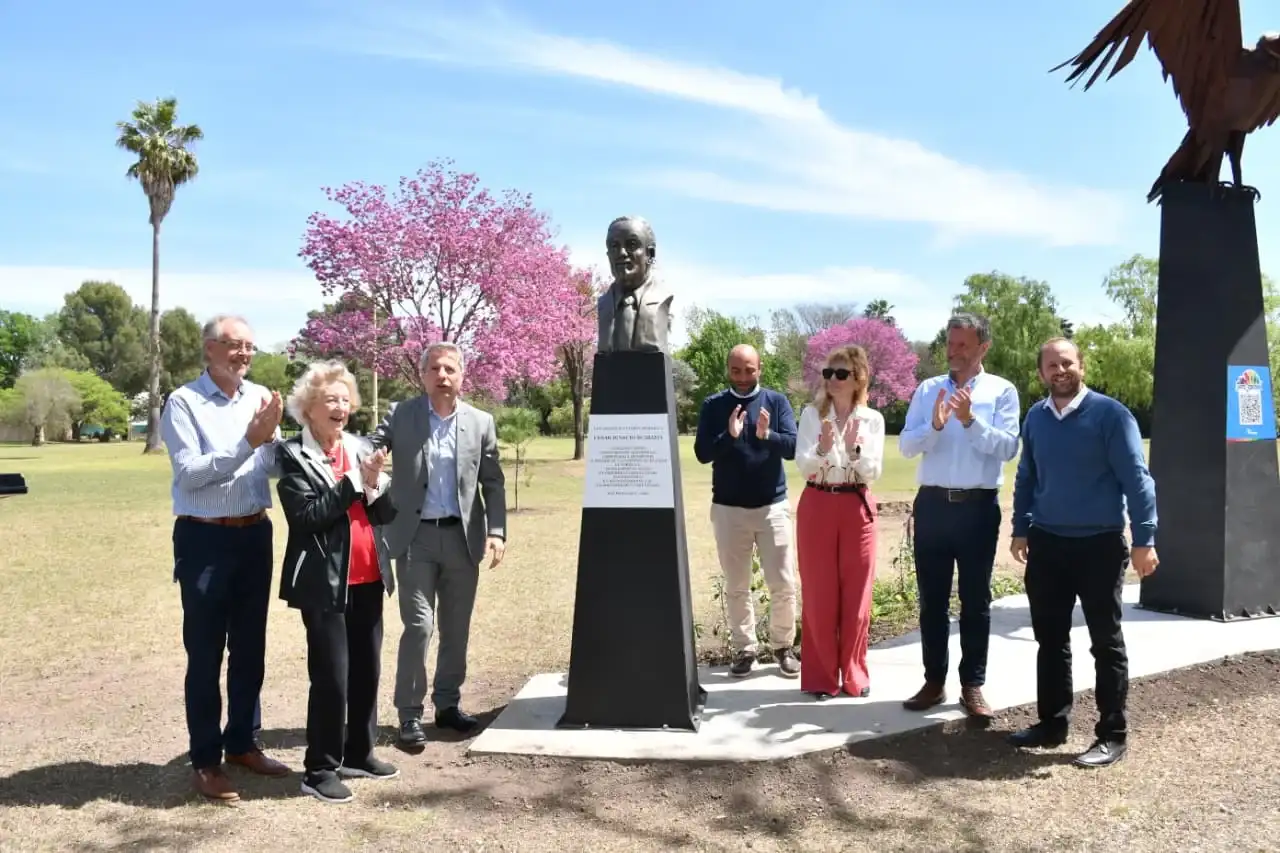 La plaza que lleva el nombre de César Ignacio Scarafía sumó una nueva intervención que combina arte, forestación y mobiliario urbano.