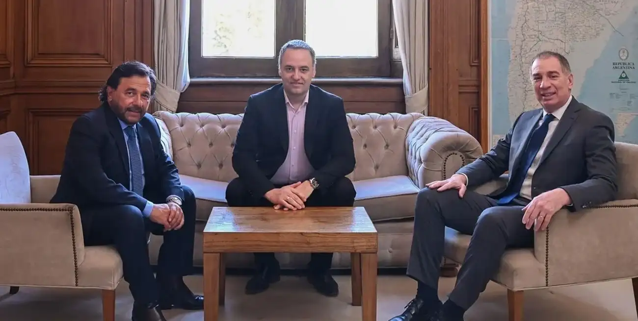 Santilli recibió este jueves en Casa Rosada al gobernador salteño Gustavo Sáenz, acompañado por el jefe de Gabinete, Manuel Adorni.