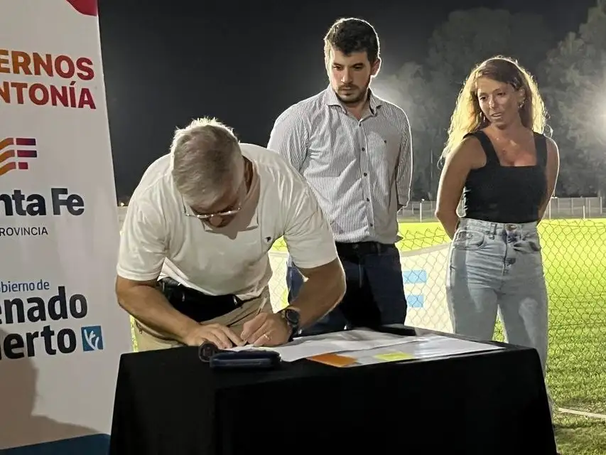 El intendente Chiarella y la diputada Galnares durante el acto de entrega del aporte. Foto: Gentileza.