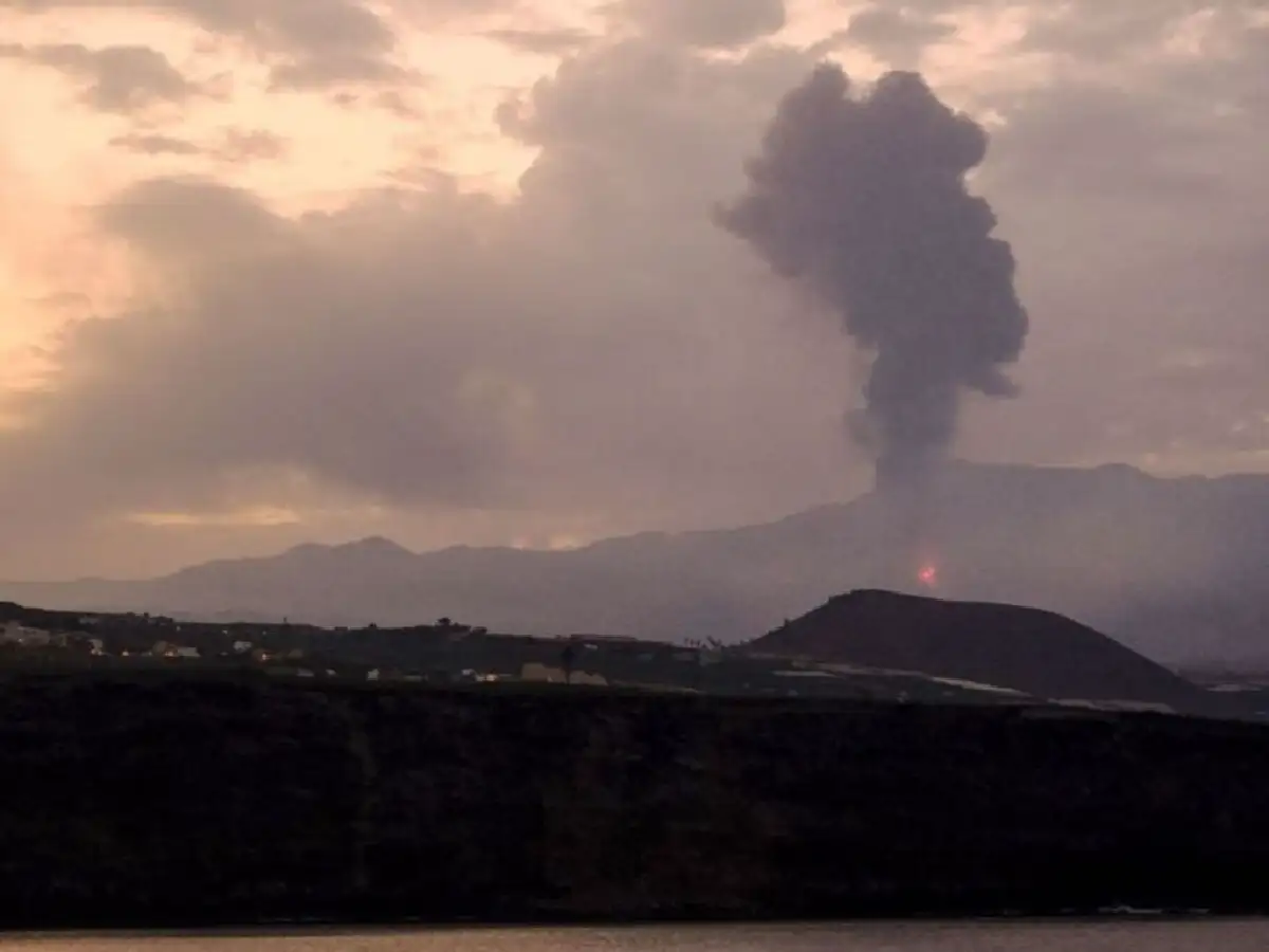 La Palma: temen que la lava del volcán llegue al mar y genere una nube tóxica