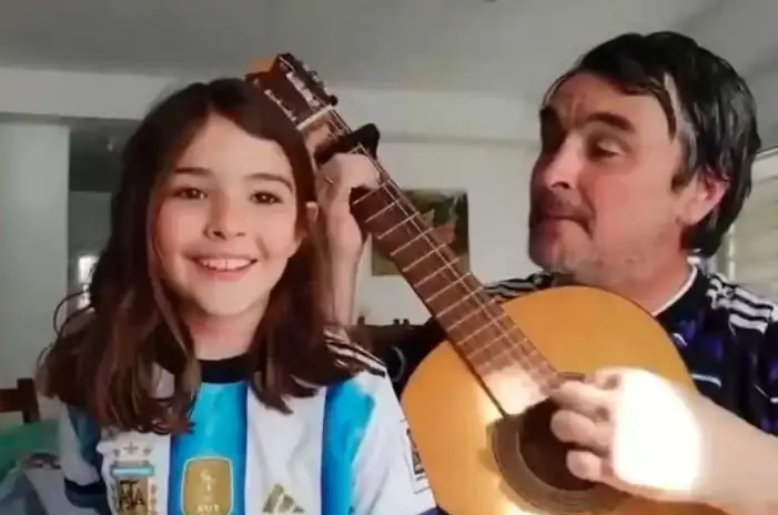 Padre e hija reversionaron “Astros” y crearon un nuevo canto para la Scaloneta.