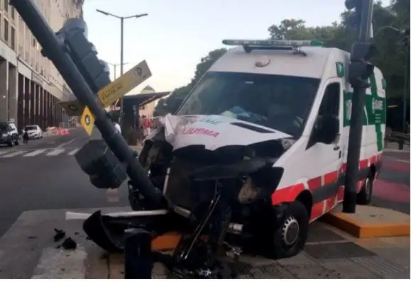 Una ambulancia del SAME se incrustó contra un semáforo