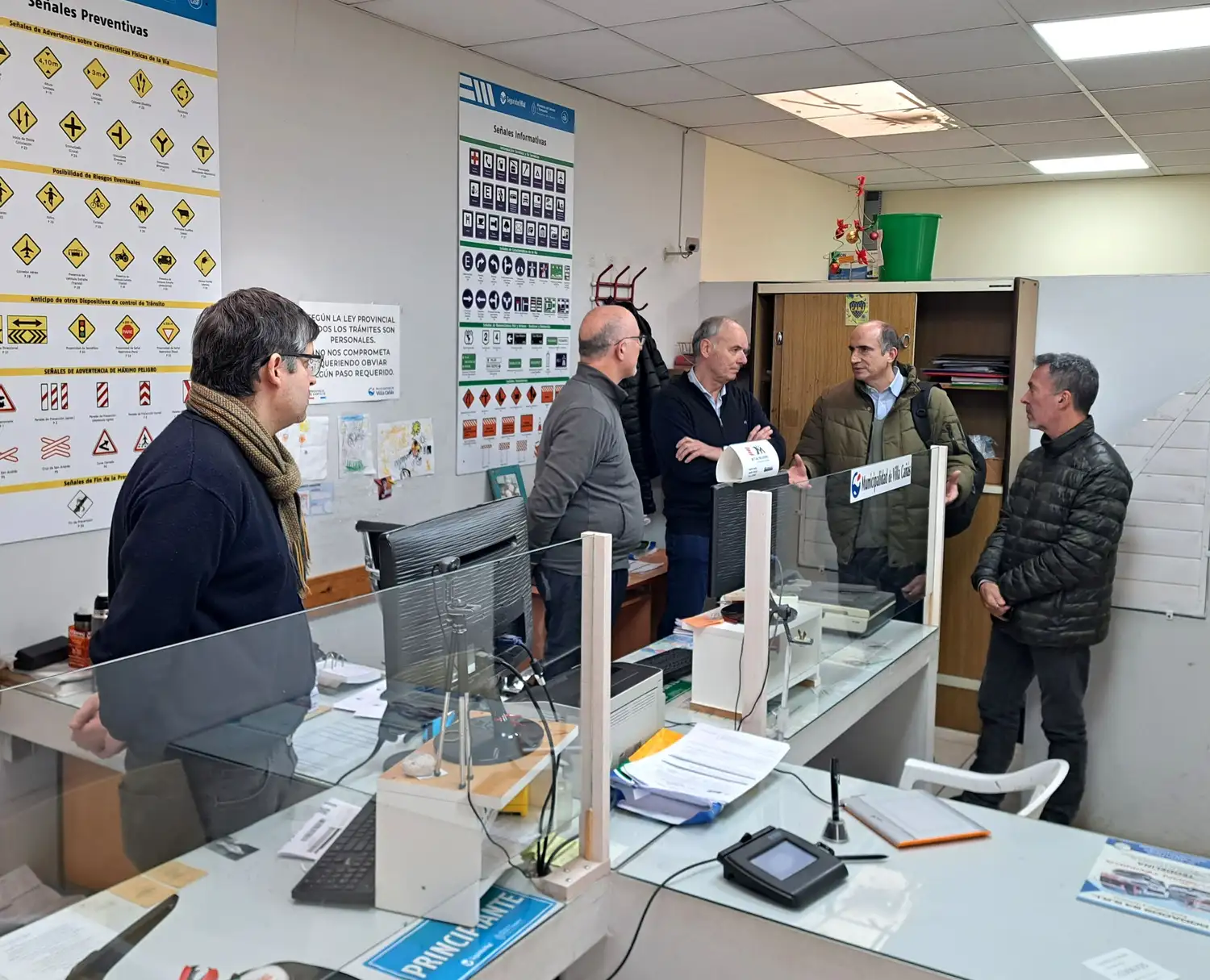 Las autoridades visitaron el centro de emisión de licencias de conducir.