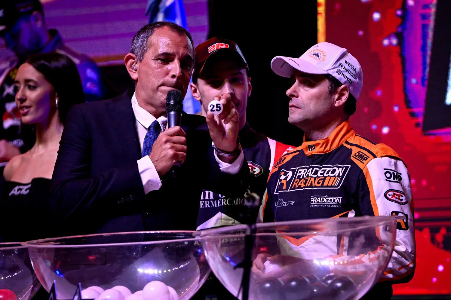 Christian Ledesma al momento de sacar la bolilla 25.