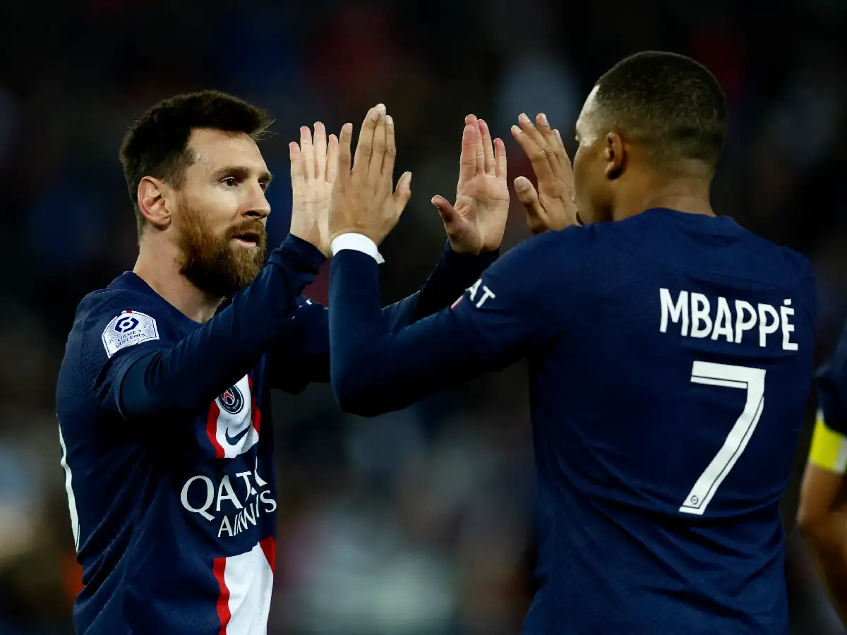 Messi responde a los abucheos con un golazo 
