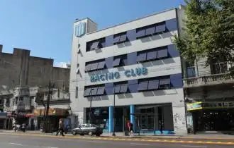 Un grupo de barras copó la sede y hubo pintadas
