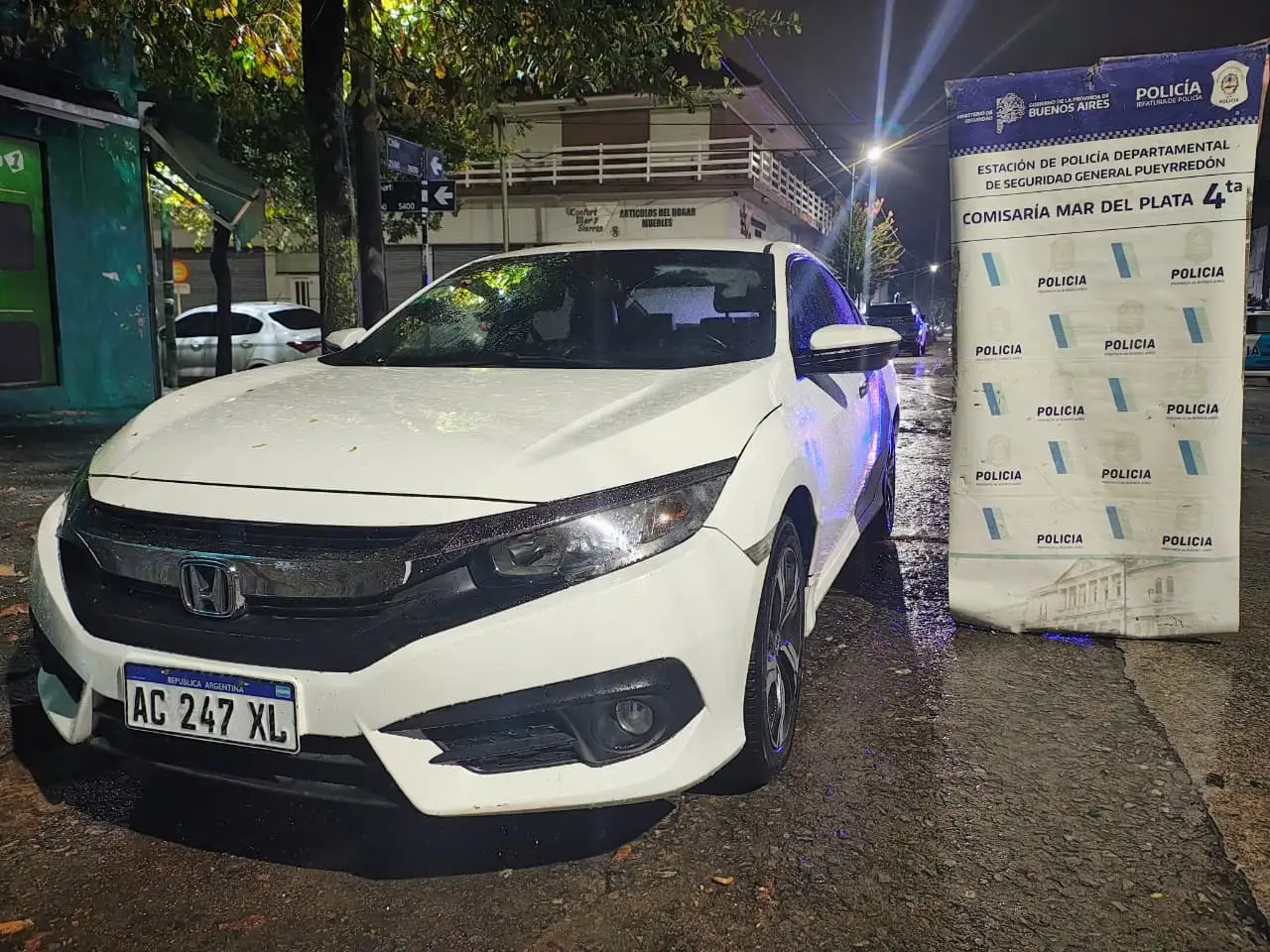 Al revisar el auto, los agentes confirmaron que tenía pedido de secuestro desde marzo por un robo agravado.