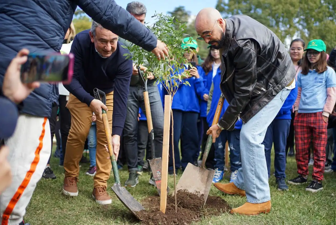 Abel Pintos plantó arboles en Rosario.